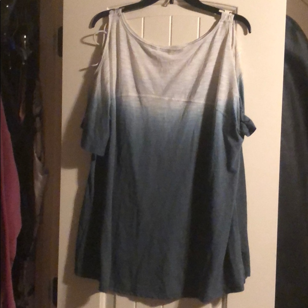 🛑🛑 6 for $18 🛑🛑 white to blue ombré top